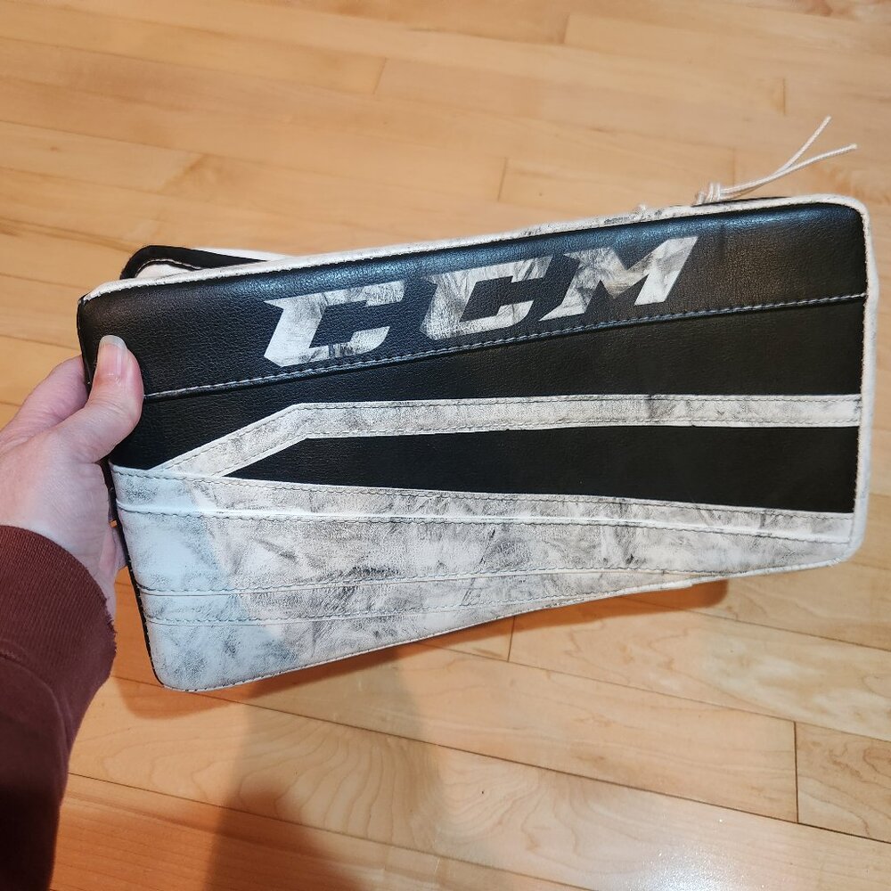 🥅 CCM Goalie Blocker – Intermediate – Game Used